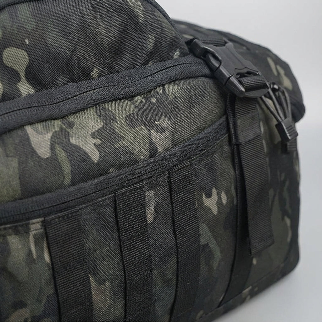 Unisex duffelväska och ryggsäck i ett, för smidig packning och äventyr. Hållbar design.