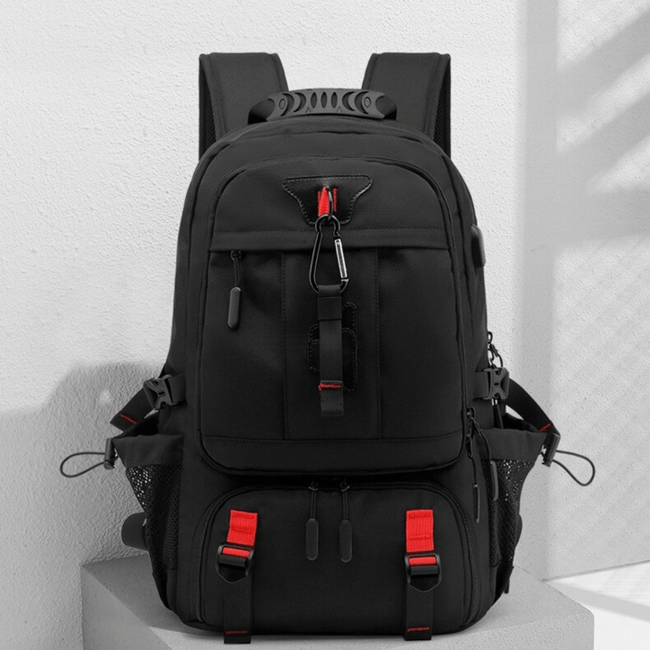 Vattentät 50L ryggsäck för vandring och äventyr. Slitstark unisex design med flera fack.