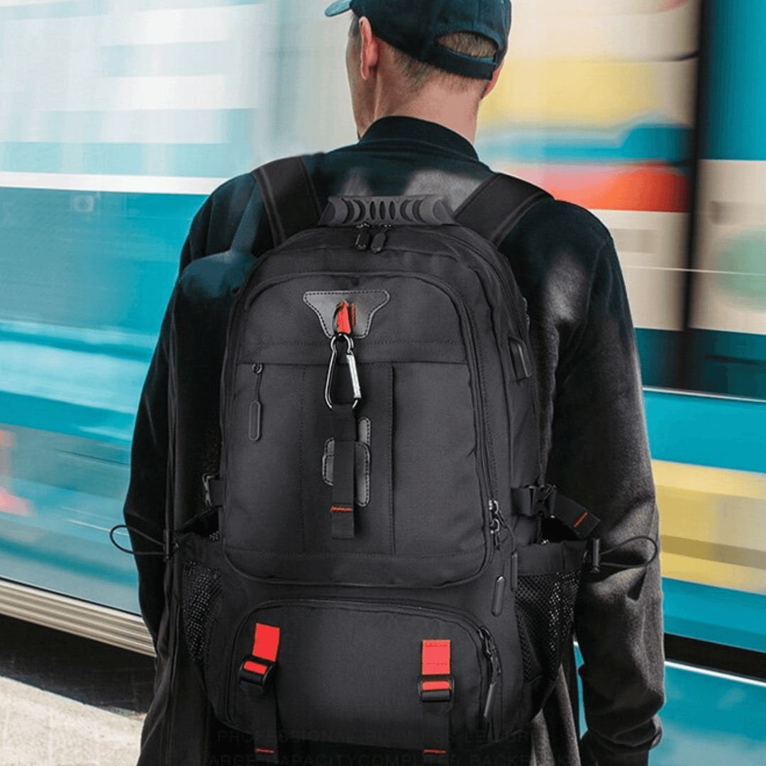 Detaljbild på vattentät yta av unisex reseryggsäck 50L. Skyddar packningen mot regn.