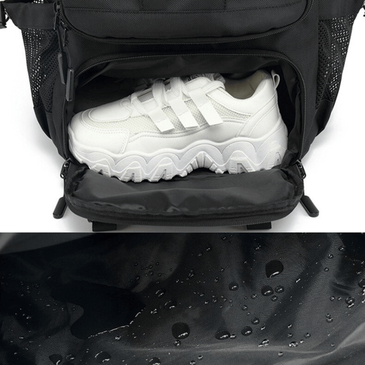 Person bär 50L unisex ryggsäck under vandring. Idealisk för äventyr och friluftsliv.