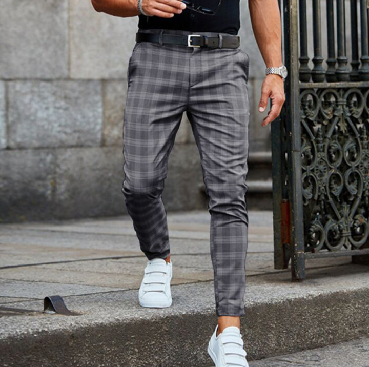 Bekväma herrbyxor med modern passform, idealiska för en avslappnad men stilfull look. Perfekta casual byxor.