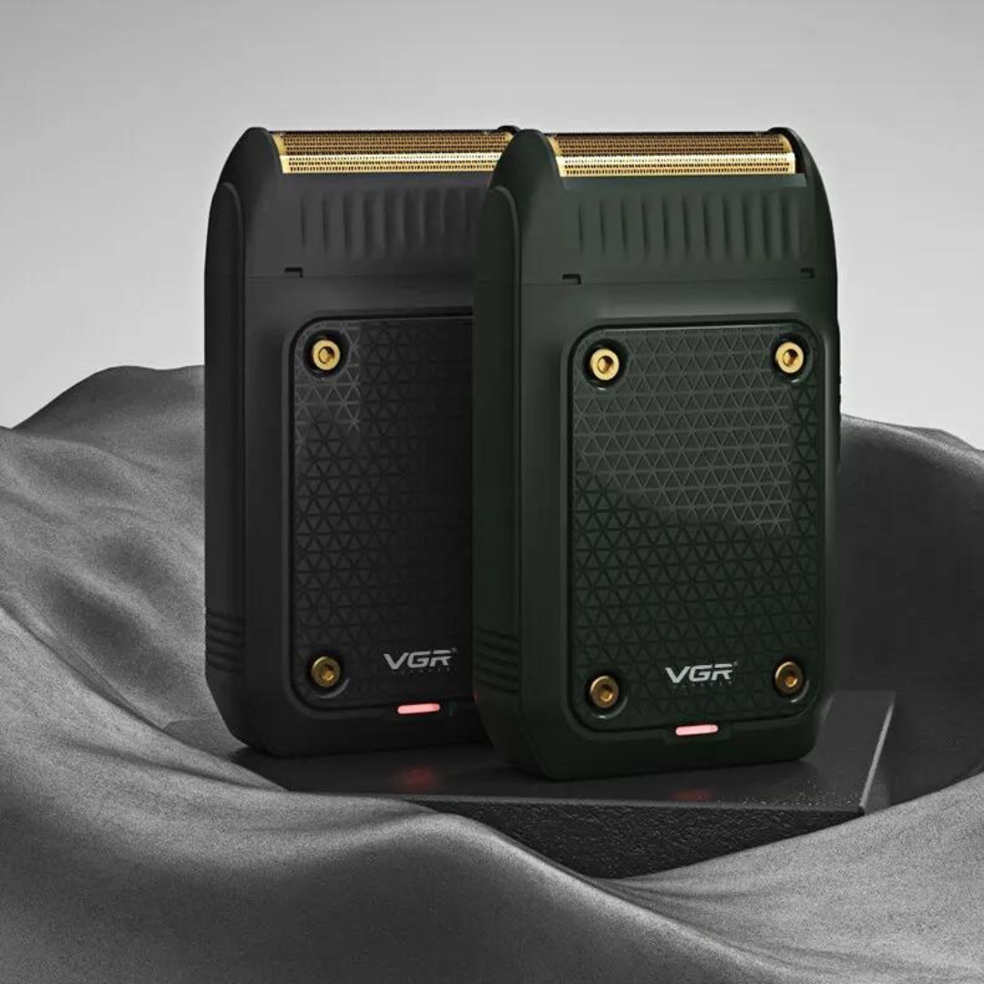 Bärbar elektrisk rakapparat för män i handen, redo för snabb och effektiv personvård