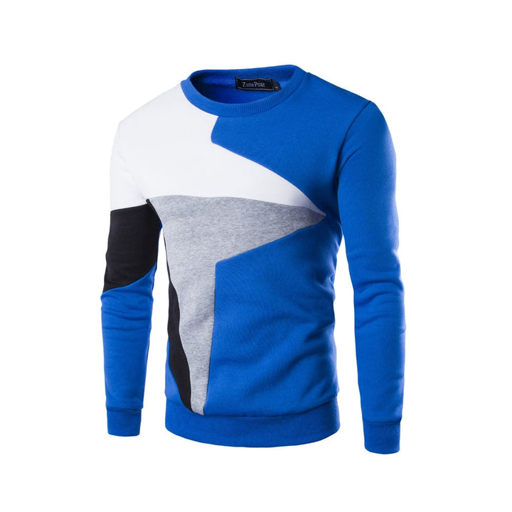 Man bär bekväm crewneck sweatshirt, visar passform och casual herrkläder.