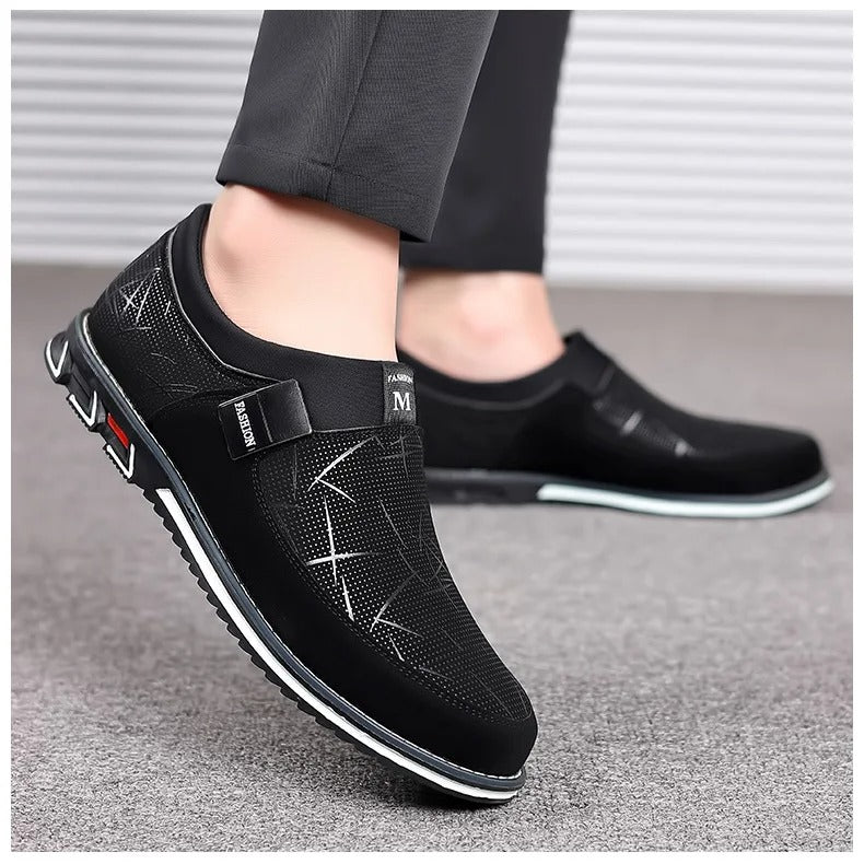 Närbild på textur av eleganta slip-on herrloafers, idealiska fritidsskor.