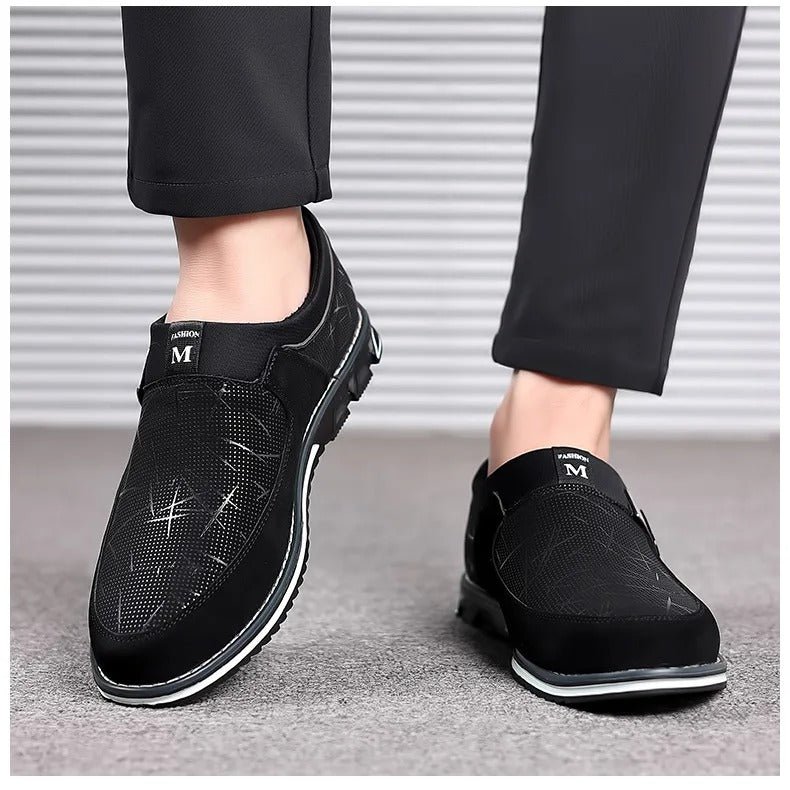 Sidovy av svarta bekväma loafers för män, mångsidiga smart casual skor.