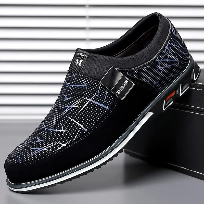 Ett par eleganta loafers för män, redo att bäras som stiliga vardags- eller festskor.