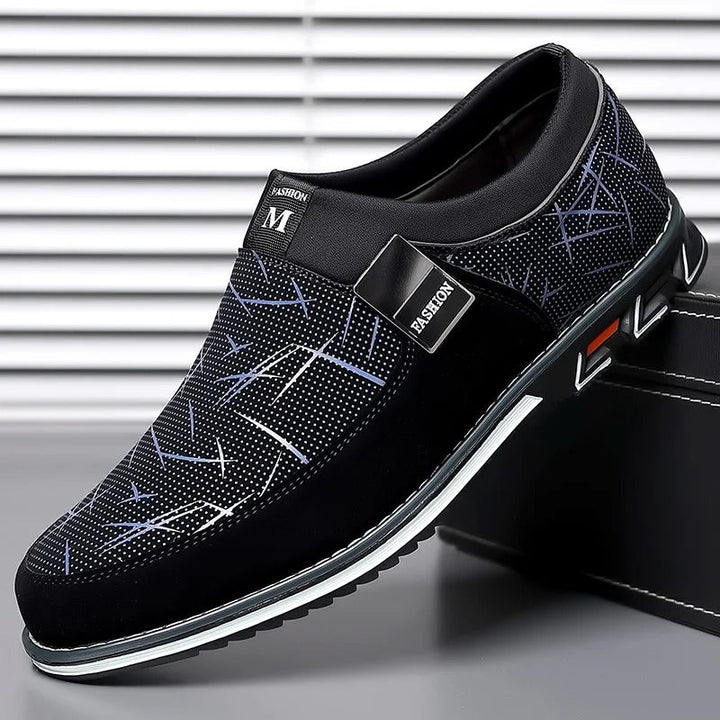 Ett par eleganta loafers för män, redo att bäras som stiliga vardags- eller festskor.