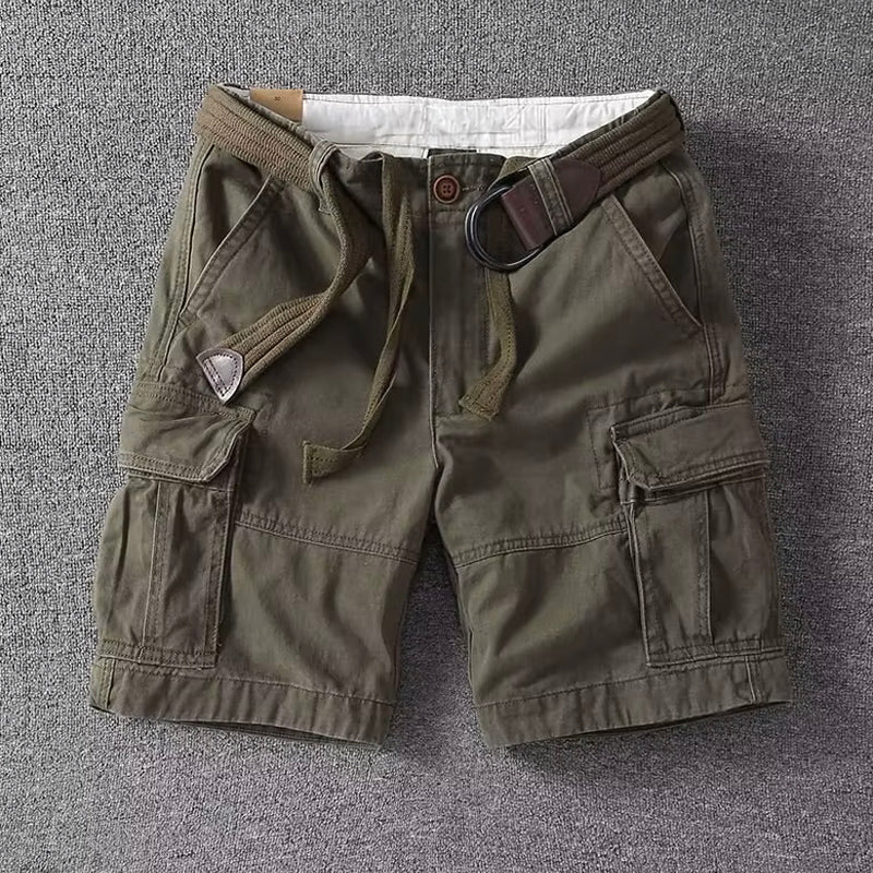 Gråa mäns cargoshorts med justerbar midja och flera rymliga fickor. Idealiska för äventyr.