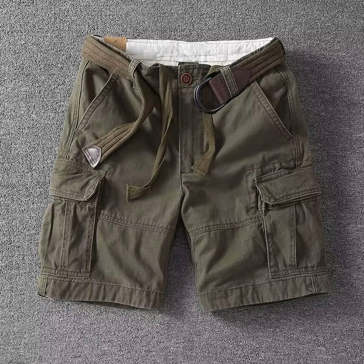Gråa mäns cargoshorts med justerbar midja och flera rymliga fickor. Idealiska för äventyr.