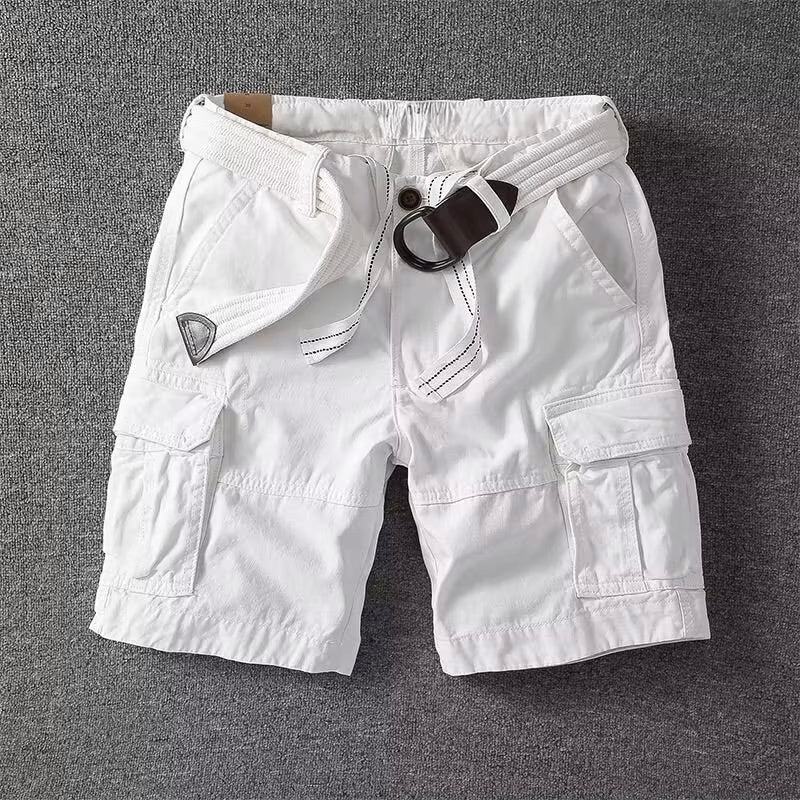 Lediga gröna mäns cargoshorts för sommar och utomhusaktiviteter. Bekväm passform med fickor.