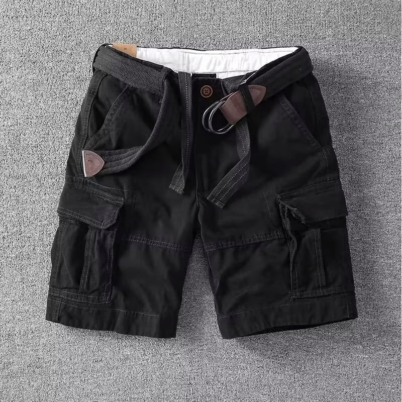 Vita mäns cargoshorts med sidofickor, designade för ledig stil och sommarens utomhusäventyr.
