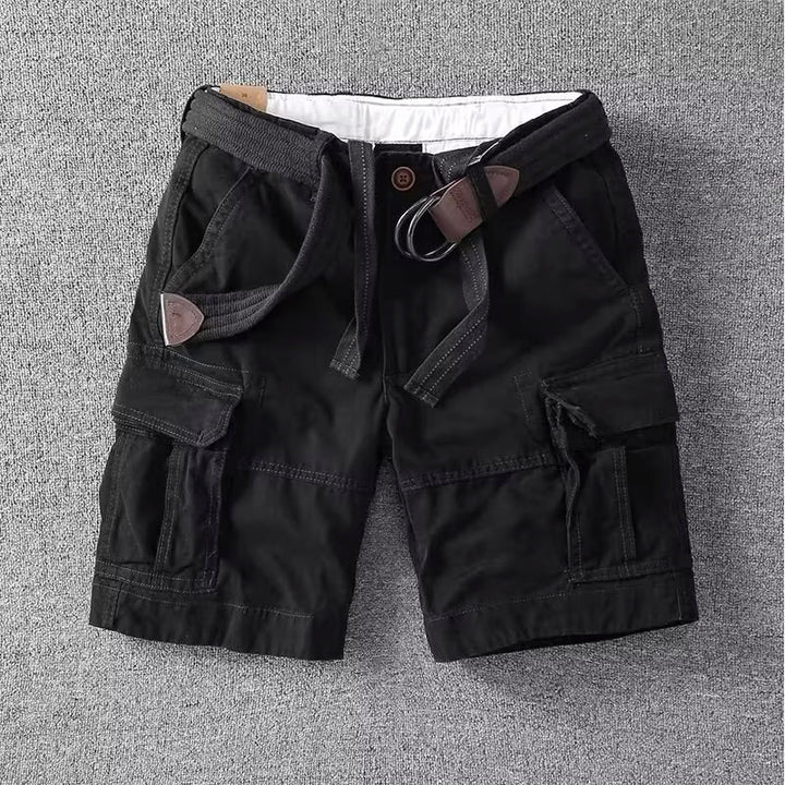 Vita mäns cargoshorts med sidofickor, designade för ledig stil och sommarens utomhusäventyr.