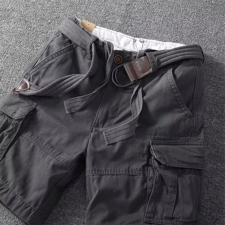 Mäns cargoshorts i khaki för fritid, med robust design och gott om förvaring för äventyr.