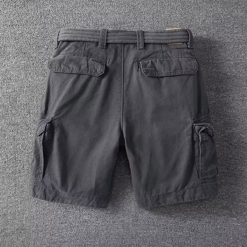Bekväma gråa mäns shorts med justerbar midja och funktionella fickor, perfekta för lediga dagar.