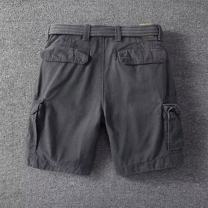 Bekväma gråa mäns shorts med justerbar midja och funktionella fickor, perfekta för lediga dagar.