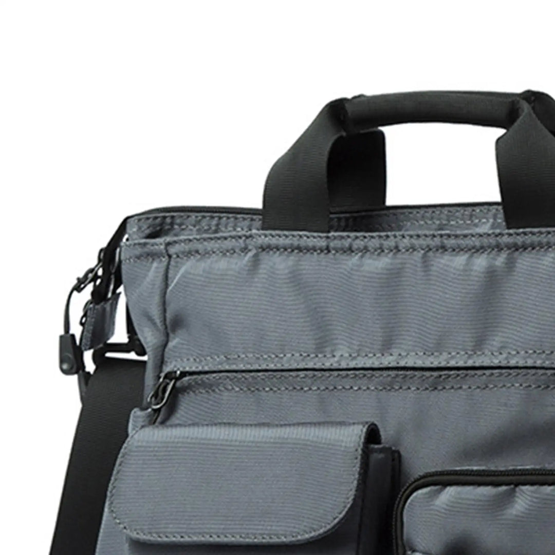Högkvalitativ svart laptopväska för män, elegant design som kompletterar affärsklädseln.
