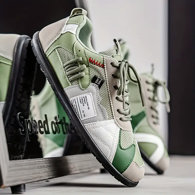 Man bär bekväma färgblock sneakers. Mångfärgade herrskor, perfekta för en modern och avslappnad vardagsstil.