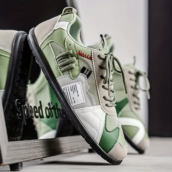 Man bär bekväma färgblock sneakers. Mångfärgade herrskor, perfekta för en modern och avslappnad vardagsstil.