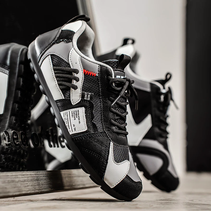 Överifrån: Färgblock sneakers för män med snörning. Mångfärgade och bekväma herrskor för modern streetwear.