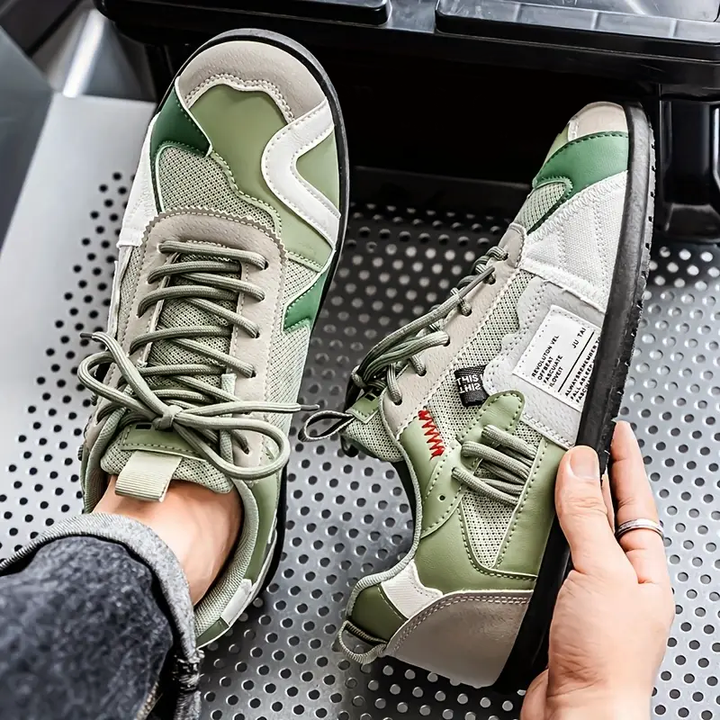 Färgblock sneakers för män i rörelse. Mångfärgade herrskor med modern design för en aktiv och bekväm vardagsstil.
