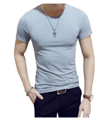 Stilren rundhalsad t-shirt för män. Fuktavledande material för optimal komfort.