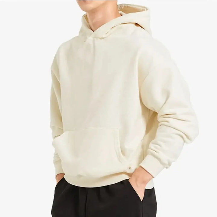 Detaljbild av huvan på en svart herrhoodie med lös passform och justerbar dragsko.