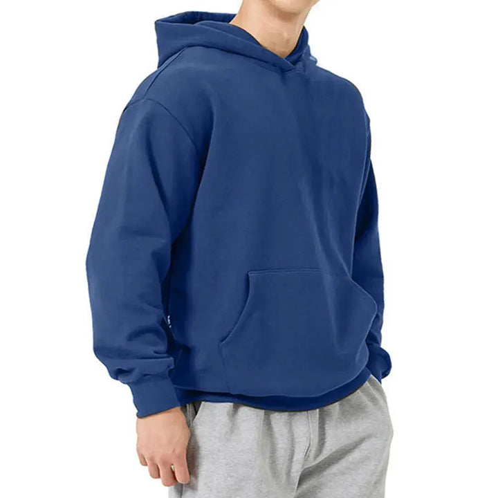 Högkvalitativ herrhoodie med lös passform, utmärkt för lager-på-lager under kyligare dagar.