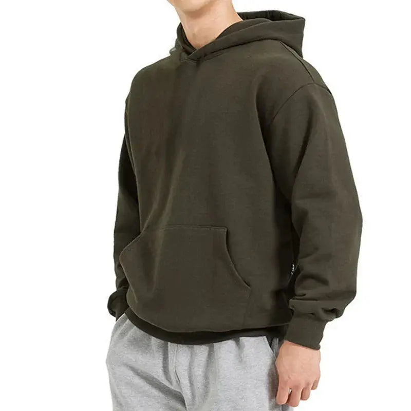 Bekväm herrhoodie i mjukt tyg, lös passform perfekt för fritid och lager-på-lager.