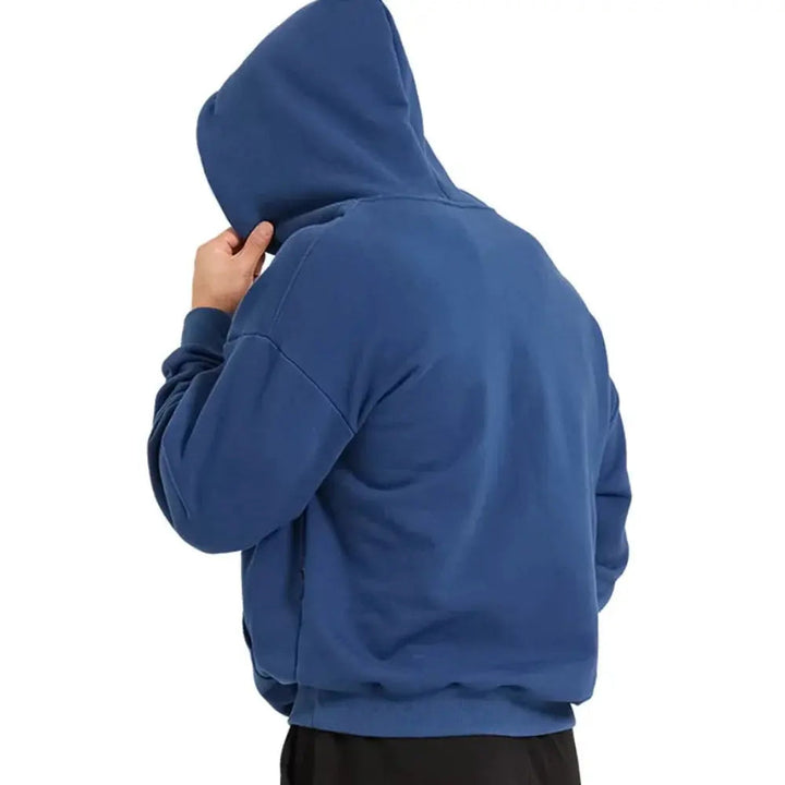 Avslappnad herrhoodie, ledig passform för maximal rörelsefrihet och välbefinnande.