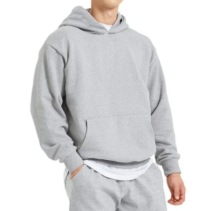 Svart herrhoodie med känguruficka, ledig passform för praktisk och stilren vardagslook.