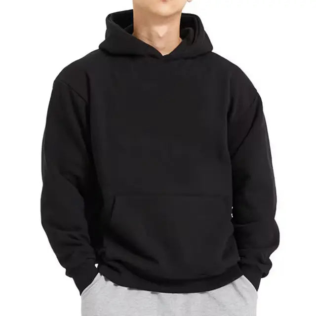 Enkel men stilren herrhoodie med bekväm ledig passform, perfekt för vardagsbruk.