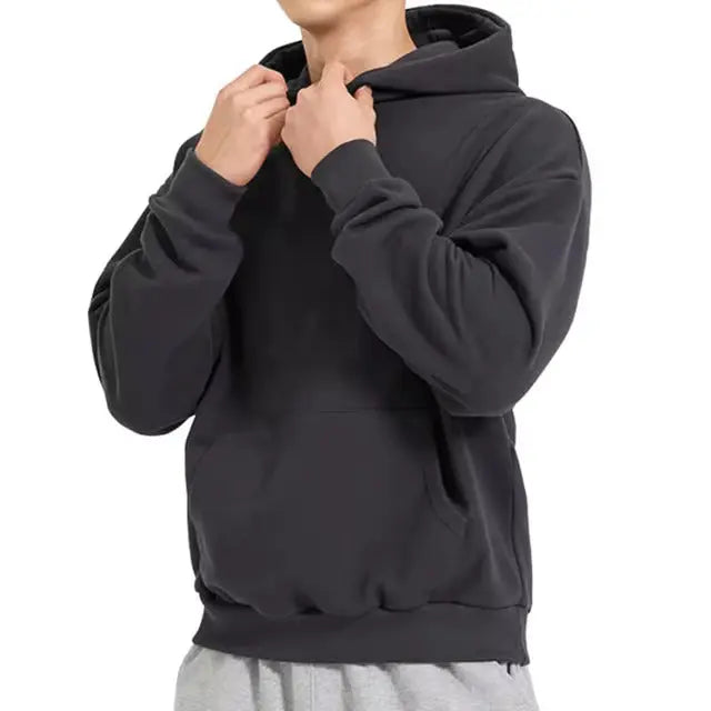 Grå herrhoodie i bomull, ledig passform för skön fritid och mångsidig användning.