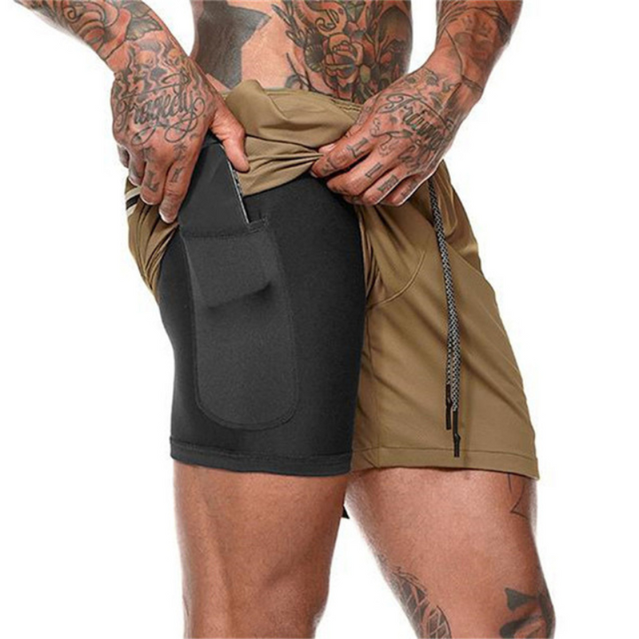 Detaljbild av dubbellager shorts för män, visar mjukt kompressionsfoder och hållbart yttertyg för sport och sommar.
