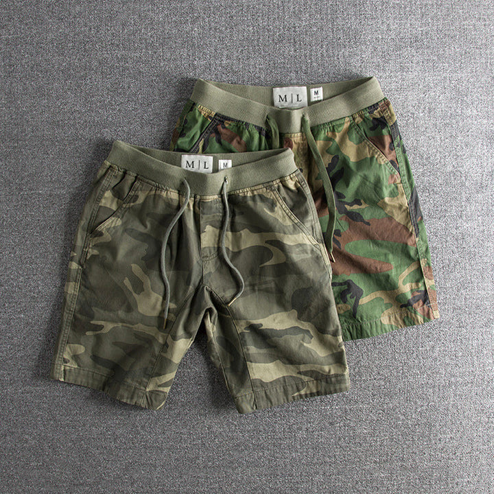 Gråa/gröna kamouflage vandringsshorts för män. Slitstarka outdoor shorts idealiska för camping och sommaräventyr.