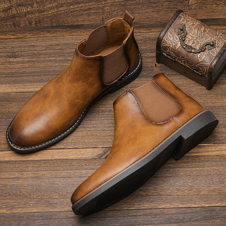 Klassiska svarta chelseastövlar för män. Bekväma, stilrena slipon-kängor, mångsidiga för casual/elegant.