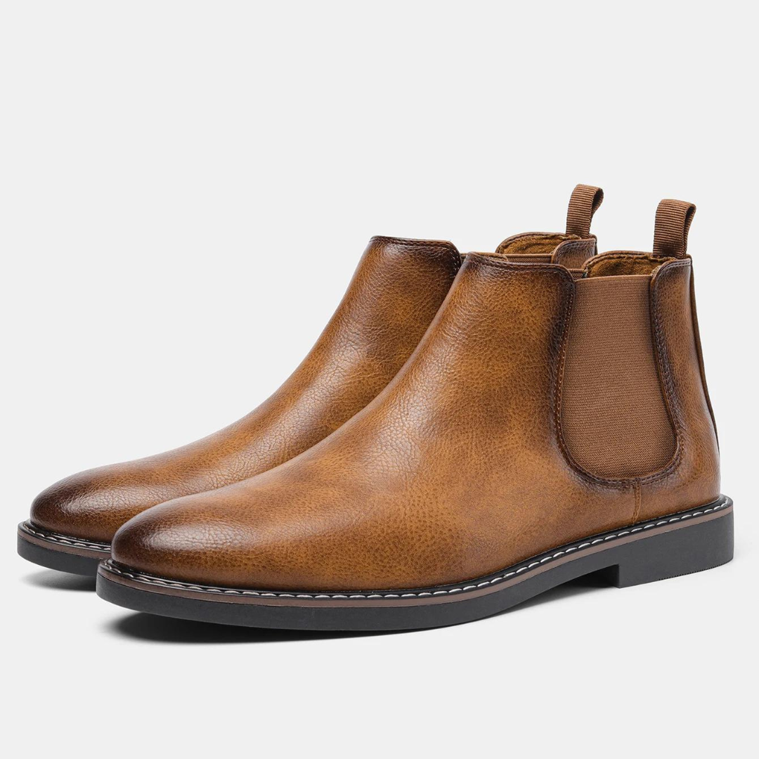 Klassiska herrskor, ankelhöga chelseastövlar i brunt läder. Elegant och bekväm vardagsstil.