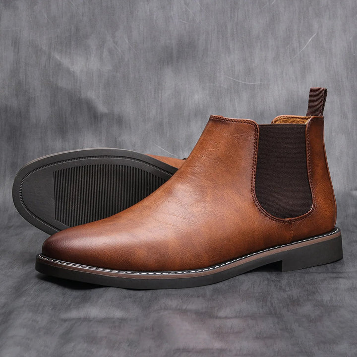 Eleganta herr chelseastövlar i klassisk design. Tidlösa och bekväma slipon-kängor för alla tillfällen.