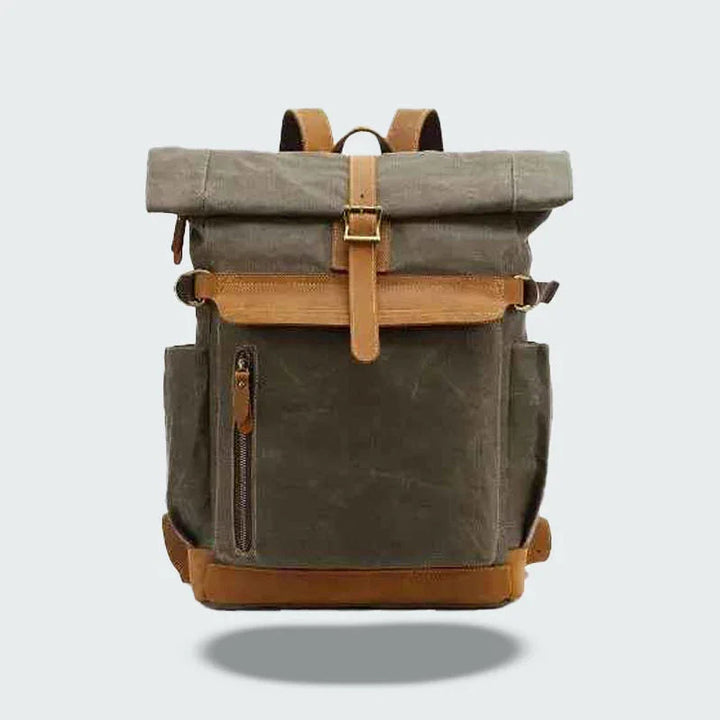 Vattentålig rolltop ryggsäck för män med säker förslutning. Perfekt för pendling & utomhusbruk.