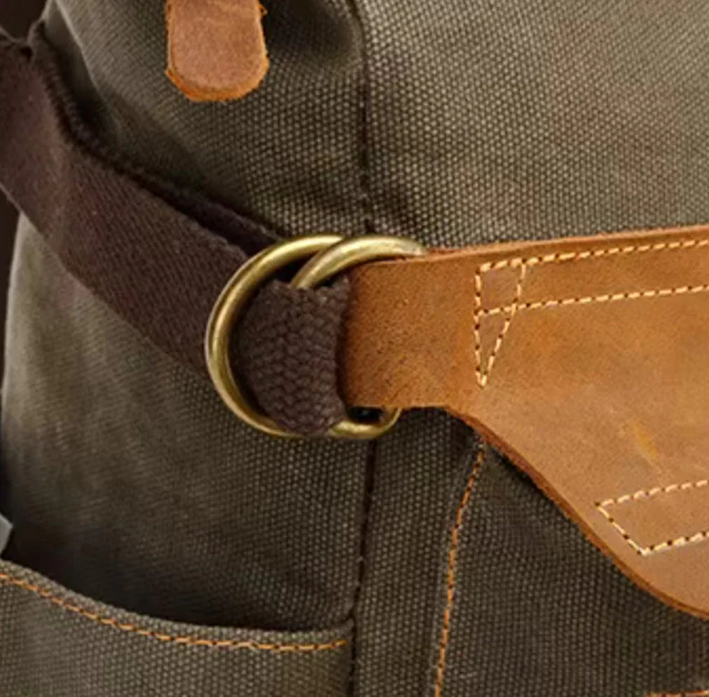 Rymlig rolltop ryggsäck för män. Klassisk design med laptopfack, idealisk för pendling & resor.