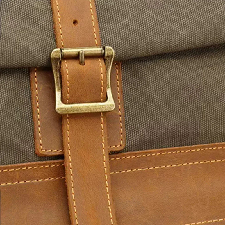 Detalj av klassisk rolltop ryggsäck för män. Visar vattentåligt material & robust design för äventyr.