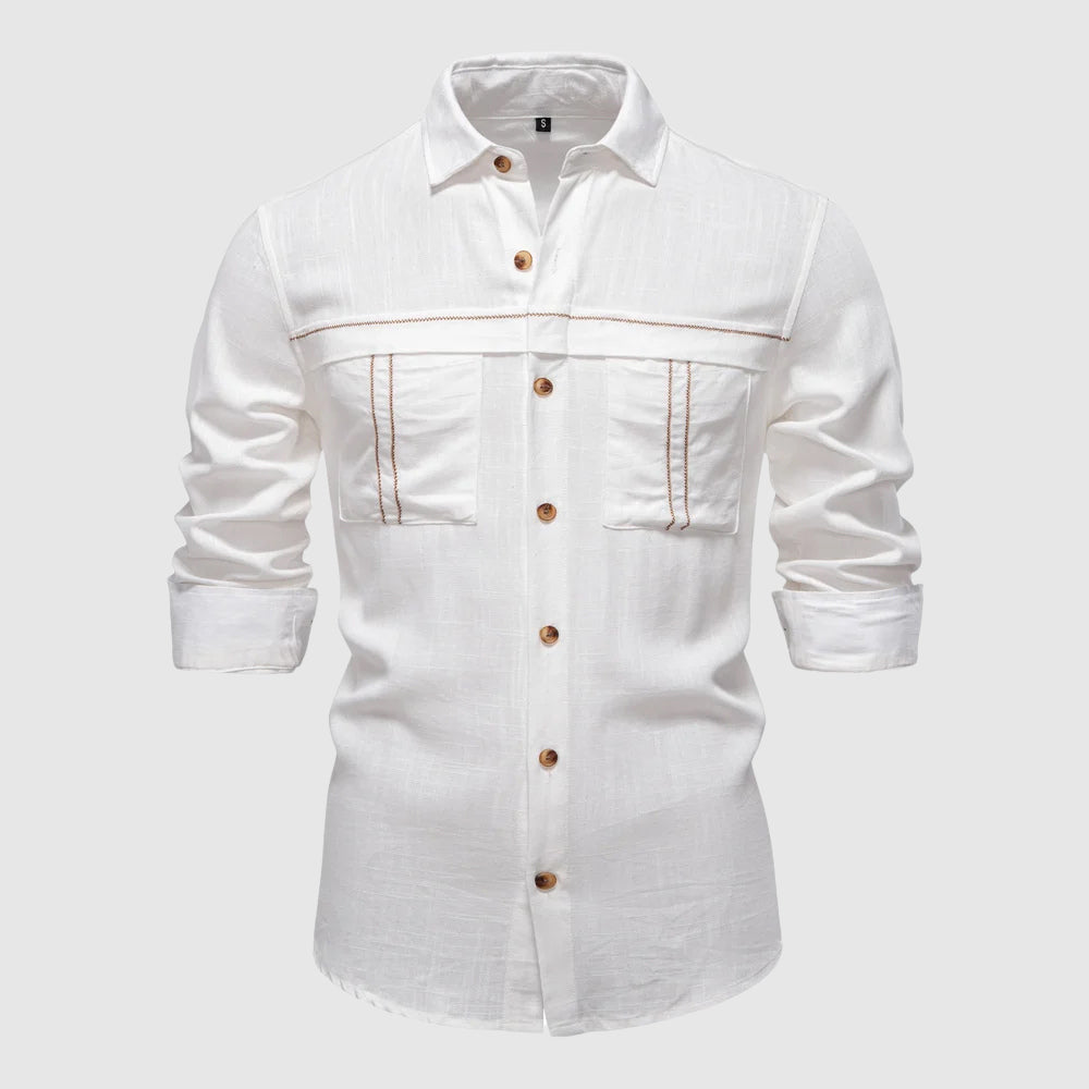 Vit klassisk sommarskjorta för män. Bekväm, långärmad herrskjorta med enkel, elegant stil för sommar.