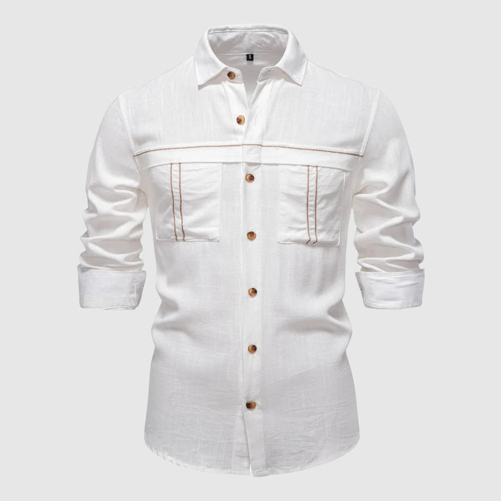 Vit klassisk sommarskjorta för män. Bekväm, långärmad herrskjorta med enkel, elegant stil för sommar.