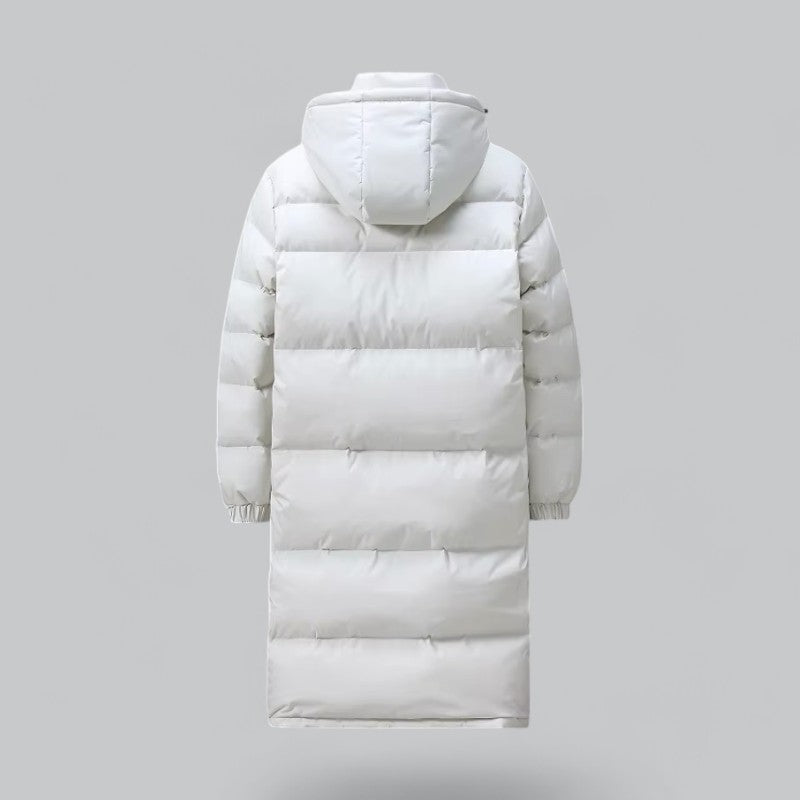 Man bär en lång pufferparka, vinterkappa. Stilfull herrjacka som håller dig varm. Idealisk för vintermode.