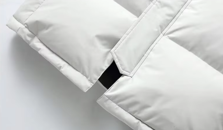 Ryggvy av lång pufferparka för män. Varm och stilfull vinterkappa, perfekt passform. Ett måste i vintergarderoben.