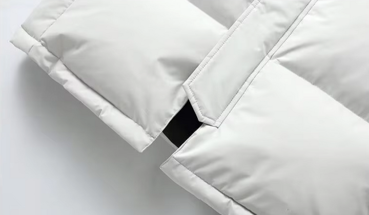 Ryggvy av lång pufferparka för män. Varm och stilfull vinterkappa, perfekt passform. Ett måste i vintergarderoben.