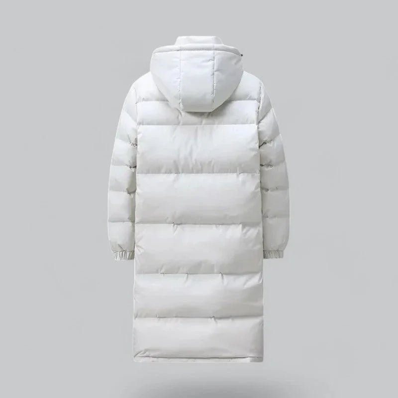 Modern herrparka, lång modell. Varm pufferjacka som kombinerar stil med funktion för kalla vinterdagar.