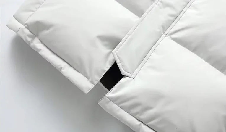 Isolerad lång vinterparka för män. Tjock pufferjacka som garanterar värme och komfort i kallt väder.