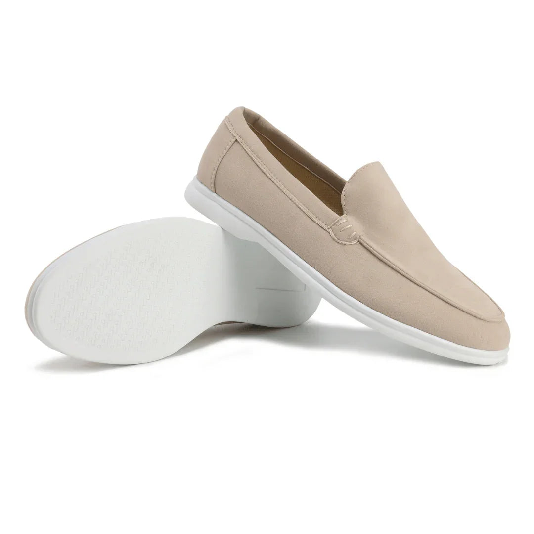 Minimalistiska herrloafers låg profil, enkel design för den moderna mannen.