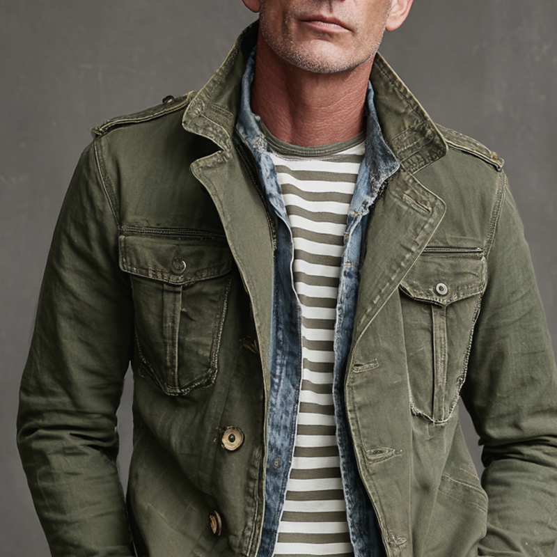 Herrjacka i militärstil med praktiska fickor. Robust ytterplagg för casual äventyr. Vintage inspirerad höstjacka.