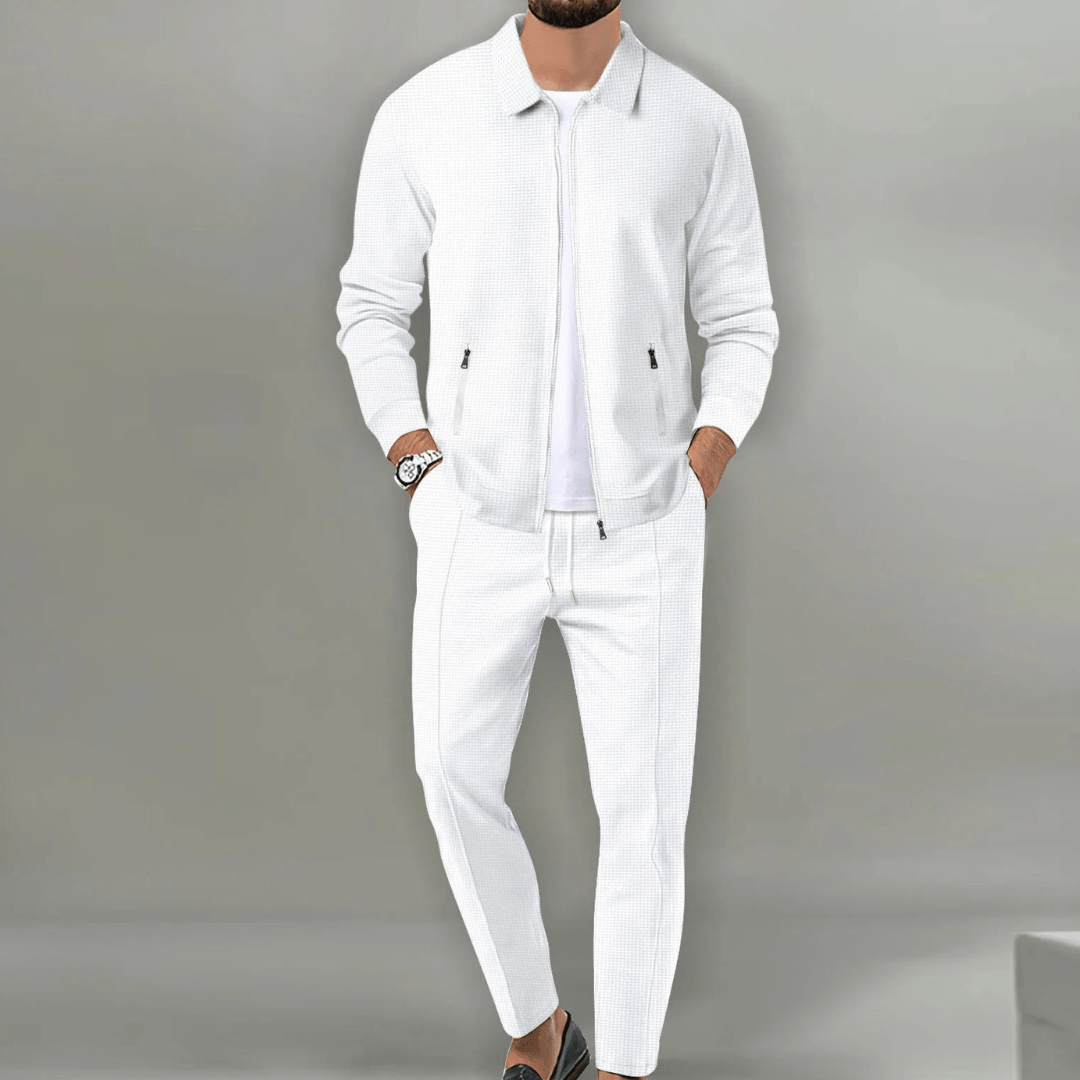 Herrträningsoverall i modern stil för aktiv fritid. Tvådelat set med bekväm zip-jacka.